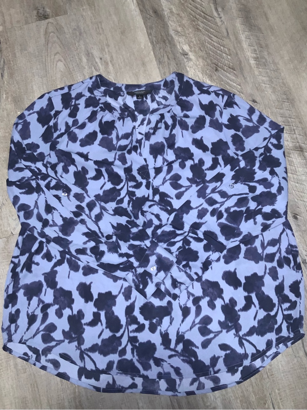 (Bin 27) Simply Vera Vera Wang Blue and Navy Floral Print Blouse, Size L